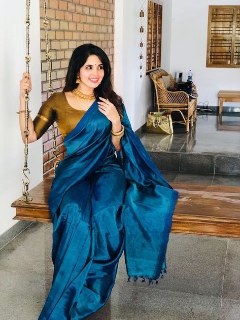 Plain Blue Saree Blouse Combination, Plain Silk Sarees With Contrast Blouse, Blue Color Saree Contrast Blouse, Blue Colour Saree With Contrast Blouse, Blue Saree Blouse Combination, Blouse Designs For Plain Sarees, Blue Saree Contrast Blouse, Modest Saree, Contrast Blouse Designs