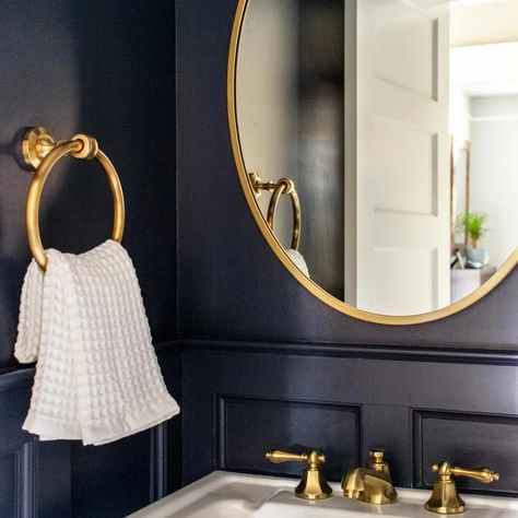 75 Beautiful Wainscoting Powder Room Pictures & Ideas - August, 2021 | Houzz Half Bath Mirror Ideas, Half Bath Ideas Powder Rooms, Powder Bathroom Ideas Half Baths, Wainscoting Powder Room, Transitional Powder Room Ideas, Pedestal Sink Ideas, Powder Room Pedestal Sink, Powder Room Storage, Powder Bathroom Ideas