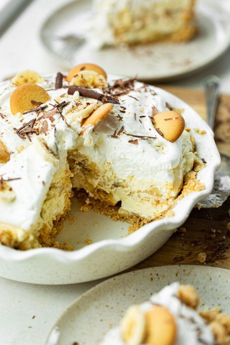 This creamy no bake banana cream pudding pie is just a few ingredients away and it couldn't be easier to make! #bananacreampie #puddingpie #pierecipe No Bake Banana Cream Pie, Nilla Wafer Crust, Banana Pudding Pie, Pudding Pie Recipes, Banana Pudding Pies, Vanilla Wafer Crust, Bake Banana, Banana Cream Pudding, No Bake Banana Pudding