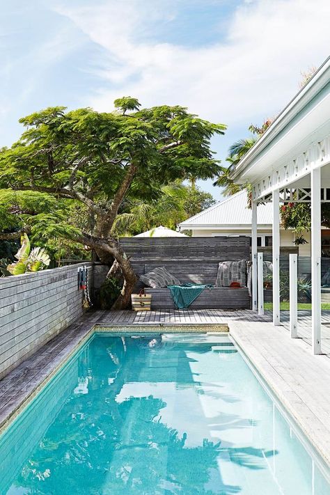 built-in bench seat timber decking around swimming pool Pool Deck Design, Outdoor Pool Decor, Byron Bay Beach, Deck Design Ideas, Weatherboard House, Swimming Pool Decks, Pool Landscape Design, Round Pool, Concrete Pool