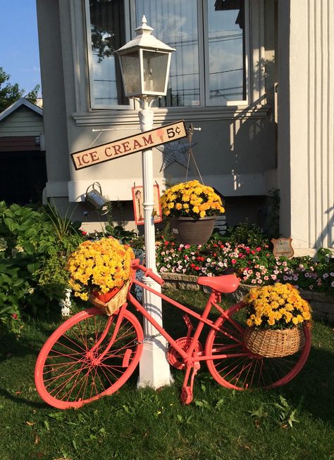 Welcome Autumn !! Truck Yard Art, Vintage Bicycle Decor, Bike Planter, Summer Porch Decor, Welcome Autumn, Bicycle Decor, Backyard Gazebo, Garden Decor Projects, Garden Crafts Diy