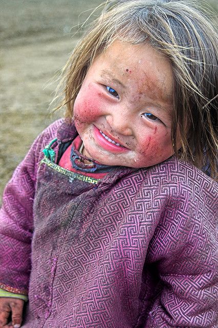 Little cutie - Mongolia ~ 1 in 200 people in Mongolia and Central Asia have blond hair, a gene that goes back 3000 years to the Scythians and other Eurasian Indo-European people's of ancient Central Asia. Mongolian Girl, European People, Kids Around The World, People Of The World, Central Asia, 인물 사진, Mongolia, Happy People, Beautiful Smile