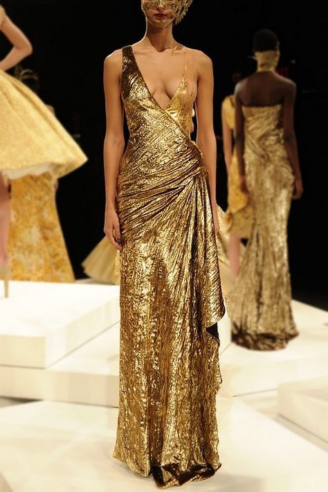 Qartheen dress for Daenerys, Rafael Cennamo - A Game of Clothes Gala Dress Gold, Essos Fashion, Sun Inspired Dress, Golden Dress Long, Gold Gowns, Golden Dresses, Sun Makeup, A Game Of Clothes, Game Of Clothes