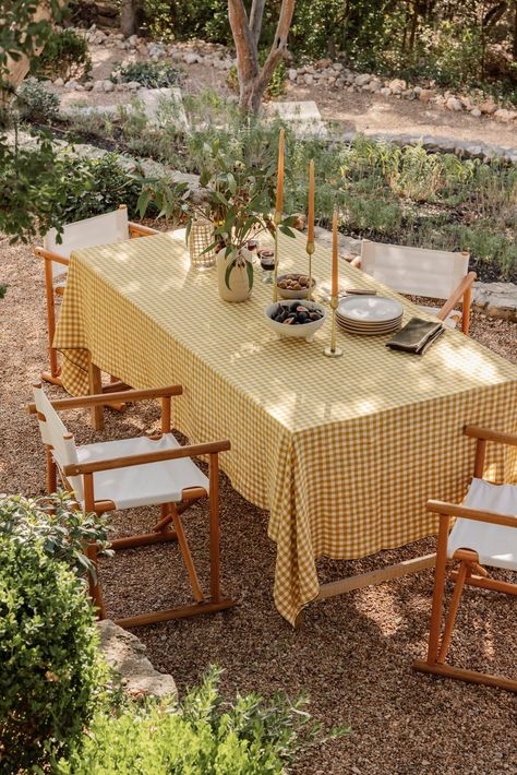 Backyard Table, Bbq Appetizers, Summer Tablescapes, Setting Inspiration, Gingham Tablecloth, Fall Dinner Party, Summer Dining, Outdoor Dinner, Indoor Dining