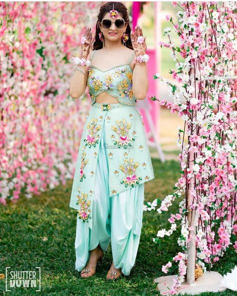 Dress For Mehendi Function, Mehendi Function Outfit, Mehndi Outfit For Bride, Mehndi Dress For Bride, Haldi Ceremony Outfit, Brothers Wedding, Pool Party Dresses, Mehndi Outfit, Long Blouse Designs