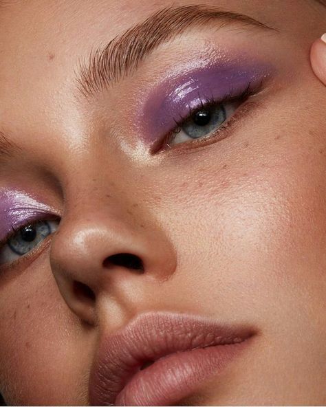 Editorial Make-up, Easy Eyeshadow, Glossy Eyeshadow, Maquillage On Fleek, Glossy Eyes, Purple Makeup, Beauty Make-up, Make Up Looks, Milk Makeup