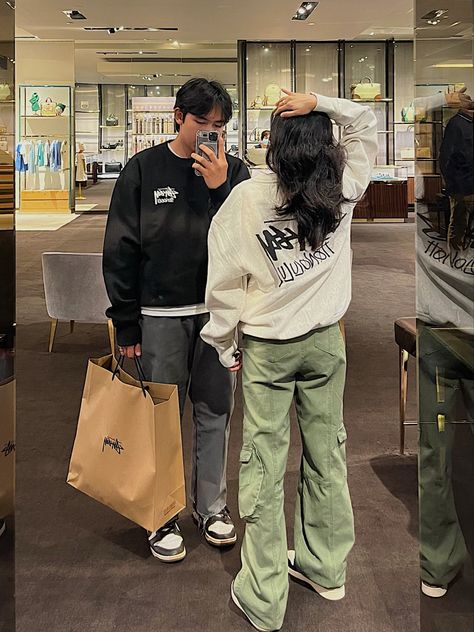 Stussy Sweatshirt Outfit, Stussy Couple, Stussy Aesthetic, Bf Pics, Pose Couple, Coordinates Outfits, Outfit Aesthetics, Couple Fits, Couple Shots