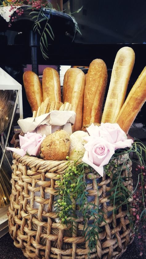 Bread Basket Display, Harvest Display, Decorate With Baskets, Basket Display, Bread Baskets, Italian Dinner Party, Rustic Fall Wedding, Buffet Display, Italian Dinner