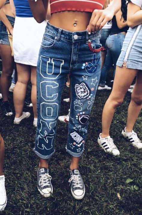 10 Fun Ways To Customize Your College Apparel - Society19 Game Day Jeans, Spirit Day Outfits, College Tailgate Outfit, Estilo Vans, Tailgate Clothes, Senior Jeans, Spirit Days, College Gameday Outfits, Homecoming Spirit