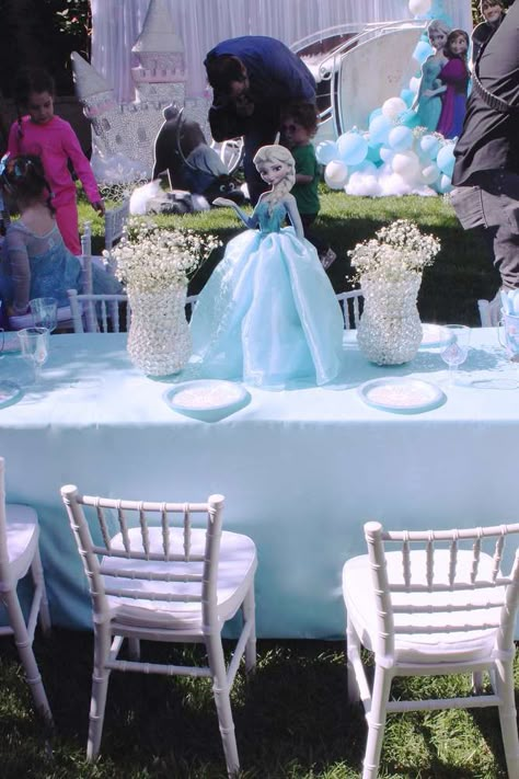 Frozen birthday party | CatchMyParty.com Frozen 2 Centerpieces, Elsa Centerpiece Ideas, Frozen Centerpiece Ideas Diy, Frozen Birthday Party Centerpieces, Frozen Table Centerpieces, Frozen Theme Centerpieces, Elsa Party Ideas, Frozen Centerpiece Ideas, Frozen Birthday Centerpieces