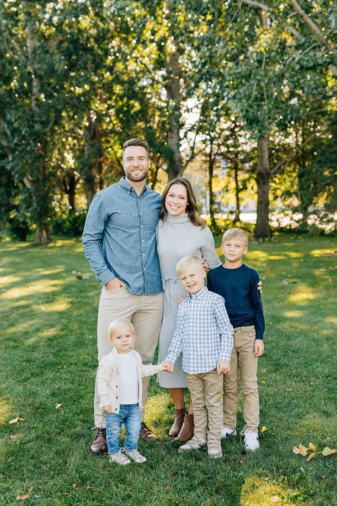 Dad, mom and three boys standing and smiling during family pictures with 3 boys. 3 Boys Family Pictures, Family With 3 Kids Photoshoot, 3 Boys Photoshoot Ideas, Family Photos With 3 Children, Family Photos 2 Boys, Family Photoshoot 3 Kids, 3 Kids Photoshoot Ideas, Family With 3 Kids, Family Of 5 Picture Ideas