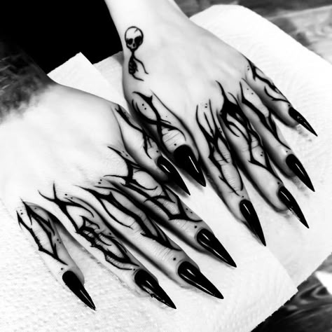 Tattoo Main, Neotraditional Tattoo, Armor Tattoo, Knuckle Tattoos, Hand And Finger Tattoos, Wicked Tattoos, Scary Tattoos, Full Body Tattoo, Line Art Tattoos