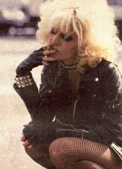 Chloe Webb as Nancy in Sid and Nancy Nancy Spungen Style, Chloe Webb, 80s Groupie, 80s Punk Fashion, Nancy Spungen, Punk Rock Girls, Punk 80s, Sid And Nancy, 70s Punk