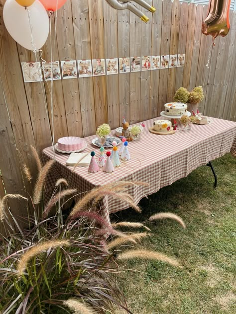 1st Birthday Picnic Theme, Garden Party Checklist, Vintage One Year Old Birthday Party, Soft Birthday Party Ideas, Picnic Themed First Birthday Party, Picnic Style Birthday Party, Cottage Core 1st Birthday, Minimal 1st Birthday Party, Baby Garden Party