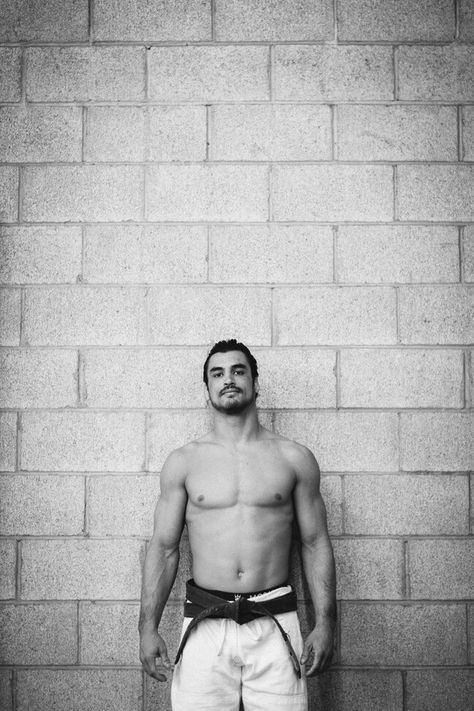 Kron Gracie is the only son of the epic Rickson Gracie. Kron is epic. Jiu Jitsu Aesthetic, Bjj Aesthetic, Athletic Body Men, Blue Belt Jiu Jitsu, Kron Gracie, Rickson Gracie, Gracie Jiu Jitsu, Krav Maga Self Defense, Celebrities Quotes