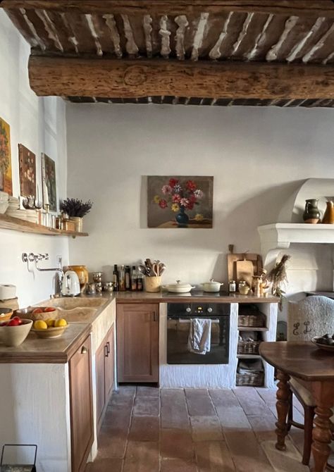 Luberon France, Italian Cottage, Casa Hobbit, Italy House, Mediterranean Kitchen, Italian Interior, Italian Home, Italian Kitchen, Mediterranean Home