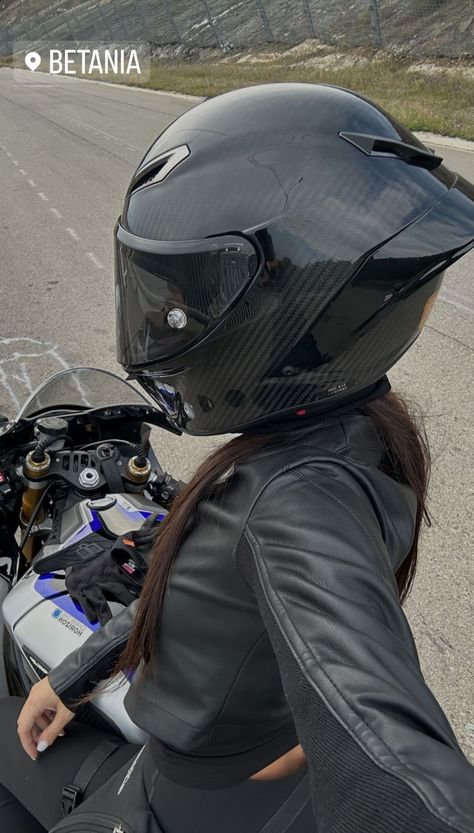 Girl Biker, Tory Vega, Image Moto, Bike Aesthetic, Zodiac Academy, Motorcycle Aesthetic, Biker Aesthetic, Pretty Bike, Biker Love