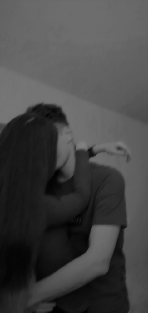 Couple Without Face Wallpaper, Black Aesthetic Couple Pics, Aesthetic Couple Blurry Pics, Secret Couples Pictures, Date Private Relationship, Black And White Aesthetic Couple Pic, Pic Idea For Private Couple, Private Pics Ideas, Kiss Hide Face