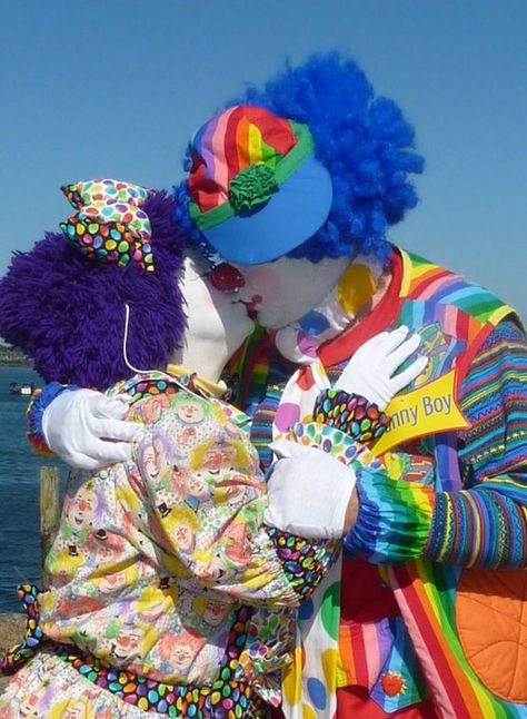 Clowns In Love, Clown Kissing, Clown Reaction Pic, Clowns Kissing, Cute Clown Wallpaper, Clown Core Wallpaper, Clown Wallpaper Aesthetic, Clown Astethic, 80s Clown