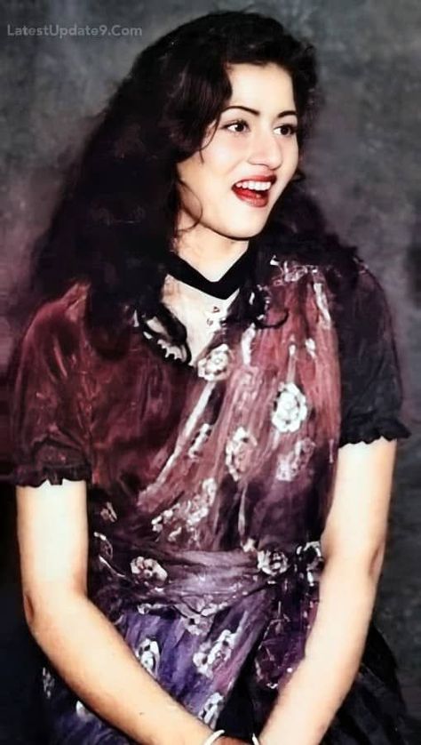 Madhubala Actress, Rekha Actress, Vintage Bollywood Aesthetic, Retro Bollywood, Color Pictures, Vintage Bollywood, Indian Beauty Saree, Vintage Beauty, Bollywood Actress