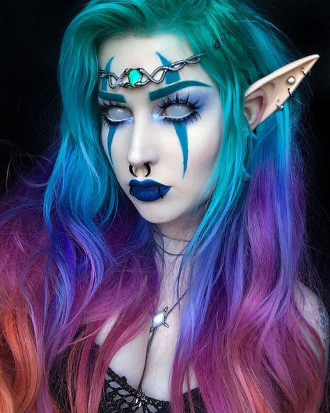 Night elf ‍♀️ ✨ kind of want to do one based off my demon hunter, but bandages around the eyes might make it hard to take photos, but I… Ritual Makeup, Fete Emo, Fantasy Make-up, Halloweenský Makeup, Gaun Abad Pertengahan, Halloween Make-up Looks, Corpse Paint, Elf Cosplay, Night Elf