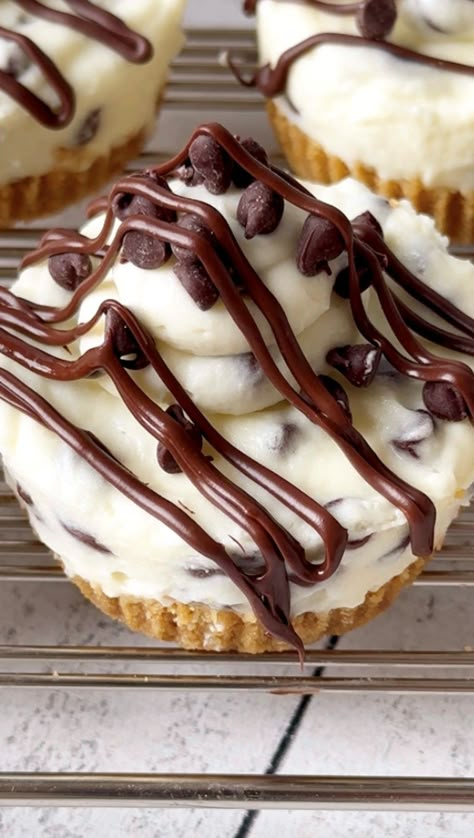 No Bake Mini Cannoli Cheesecakes — Sweet Monkey Sweet Monkey Recipes, Mini Cannoli Cheesecake, Mini Summer Desserts, No Bake Cannoli Cheesecake, Cannoli Dessert Ideas, Cannoli Cups, Cannoli Recipes, Cannoli Cheesecake, No Bake Mini Cheesecakes