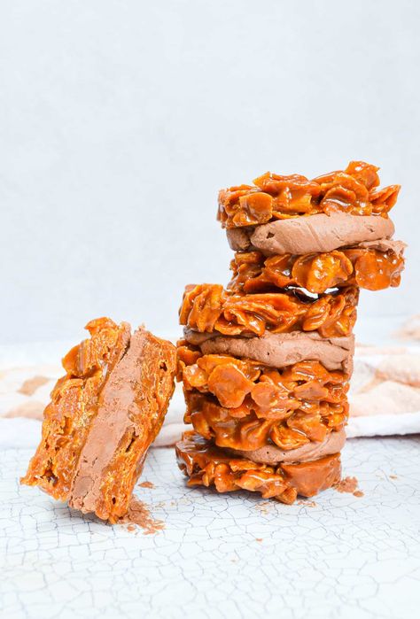 Salted Caramel Cornflake Sandwich, Caramel Cornflakes Recipes, Cake Sandwich Ideas, Cornflake Cookies, Cookie Sandwich, Cookie Sandwiches, Caramel Cookies, Biscuit Cookies, Vegetarian Breakfast