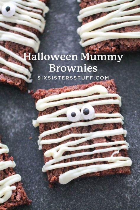 Mummy Brownies, Halloween Brownies, Candy Eyes, Resep Brownies, Brownies Recipe Homemade, Halloween Snack, Six Sisters Stuff, Chewy Brownies, Brownie Toppings