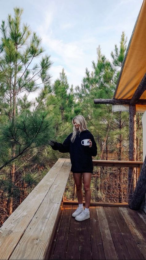 Colorado Outfit Inspo Summer, Glamping Instagram Pictures, Spring Cabin Outfit, Cabin Summer Outfits, Cabin Party Aesthetic, Cottage Outfits Aesthetic, Cute Cabin Outfits, Camping Trip Outfits, Summer Cabin Outfit