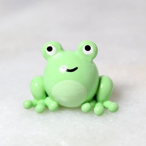 Clay Crafts Frog, Frog Sculpture, Clay Crafts For Kids, Totem Animal, Kids Clay, Frog Figurines, Polymer Clay Figures, Sculpey Clay, Polymer Clay Sculptures