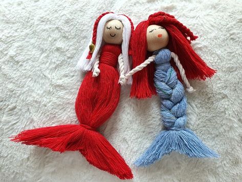 Two handmade macrame mermaids with blue and red tail. Embroidery Mermaid, Mermaid Friends, Diy Yarn Dolls, Dolls Handmade Diy, Macrame Thread, Yarn Dolls, Mermaid Dolls, Yarn Diy, Beach Crafts