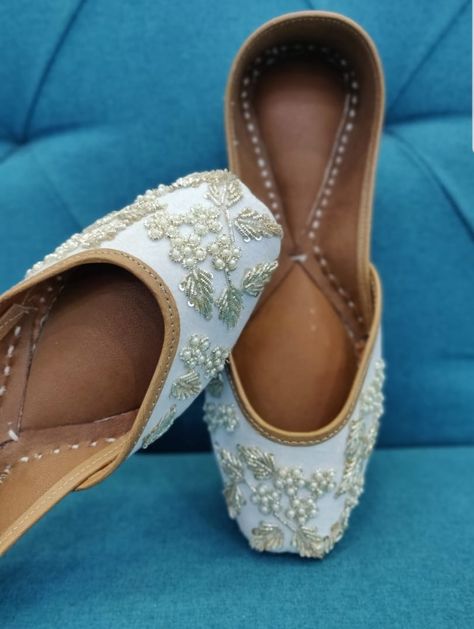 Indian Footwear, Suits For Women Indian, Punjabi Jutti, Lawn Suit, Pakistani Lawn Suits, Footwear Design, Fashion Slippers, Lawn Suits, Walking Shoes Women