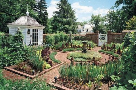 Potager Plans and Garden Inspiration – Land of Laurel Garden Circle, Colonial Garden, Natural Fence, Garden Layout Vegetable, Potager Garden, Farmhouse Landscaping, Backyard Vegetable Gardens, Garden Design Layout, Inspire Me Home Decor