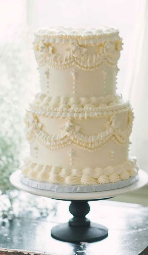 White Vintage Cake, Wedding Cake Piping, Beautiful Cake Pictures, Cake Piping, Classic Wedding Cake, Buttercream Wedding Cake, White Wedding Cakes, Cake Lace, Simple Wedding Cake