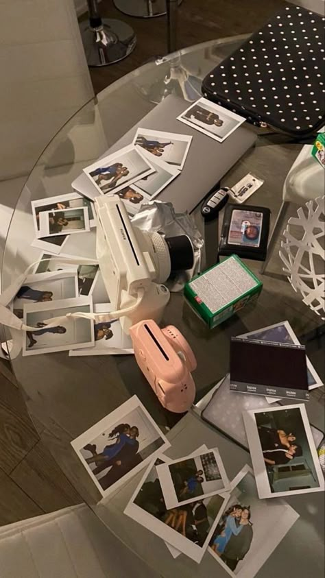 Vision Board Polaroid, Vision Board 21st Birthday, Vision Board Activities, 2024 Vision Board Ideas Inspiration, Ja I Ty, Birthday Vision Board, Birthday Mood Board, Manifesting Vision Board, Vision Board Pictures