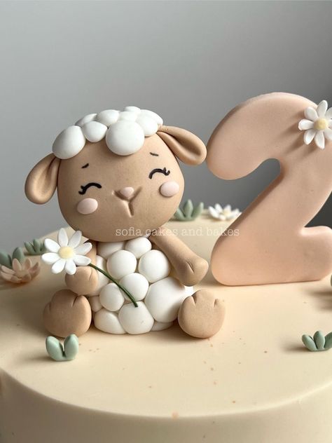 Marcipan Cake Ideas, Sheep Fondant, Kue Fondant, Birthday Drip Cake, Sheep Cake, Baby First Birthday Cake, Farm Cake, Amazing Food Decoration, Fondant Animals