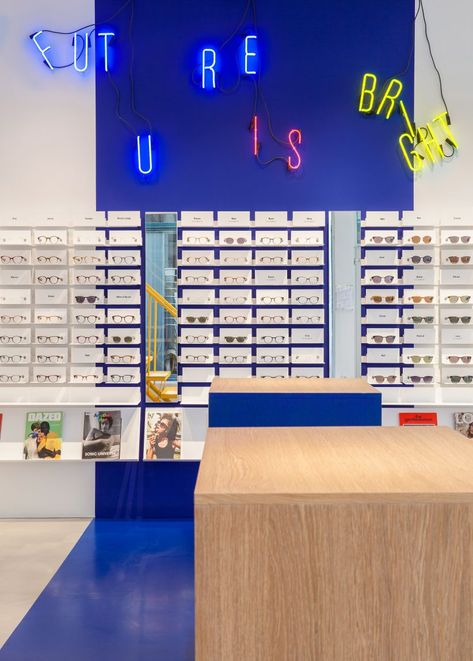 Ace & Tate's Copenhagen eyewear store features blocks of primary colour Eyewear Store Design, Scandi Interior, Glass Store, Eyeglass Stores, Optical Store, X Design, Artistic Space, Wear Store, Public Places