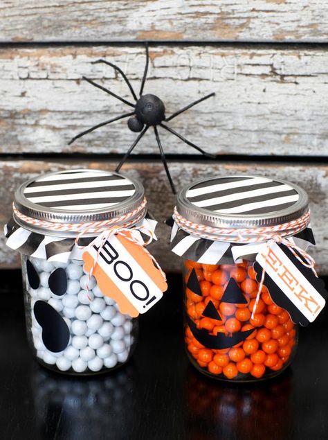 super cute .... 21 Halloween Party Favor and Treat Bag Ideas Diy Halloween Dekoration, Mason Jar Favors, Halloween Chic, Moldes Halloween, Baking Treats, Halloween Mason Jars, Adornos Halloween, Halloween Goodies, Halloween Party Favors