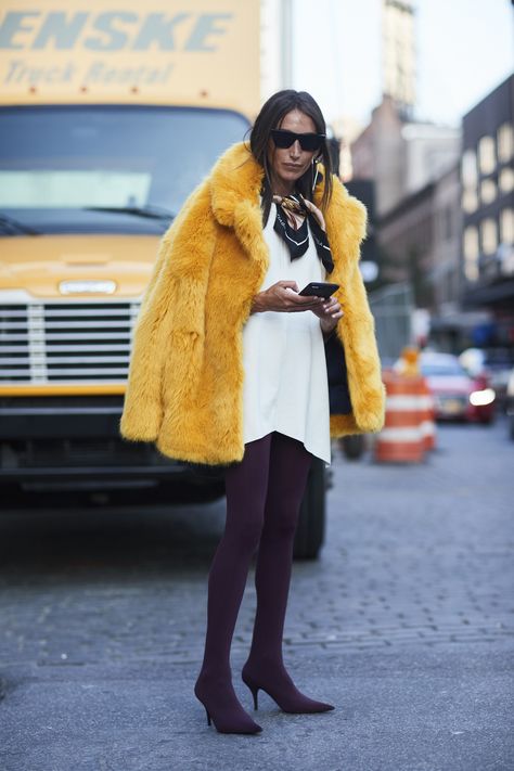 Yellow Fur Coat, Flats Aesthetic, New York City Outfits, Leo Style, Street Beat, New York Fashion Week Street Style, City Outfits, Streetstyle Fashion, Autumn Street Style