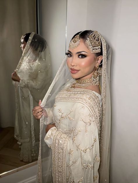 Dekha Dekhi Outfit, Nikkah Abaya, Bengali Fashion, Hijab Couple, Desi Fits, Asian Bridal Makeup, Muslim Bridal, Nikah Dress, Pakistani Bridal Makeup