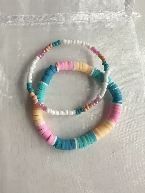 Beaded Bracelets Diy Clay Beads, Bracket Patterns Clay Beads, Beaded Bracket Ideas, Ombre Beaded Bracelet, Colorful Clay Bead Bracelet, Clay Bead Bracelet Stacks, Clay Bead Set Ideas, Trendy Clay Bead Bracelets, Cute Bracelet Ideas For Summer