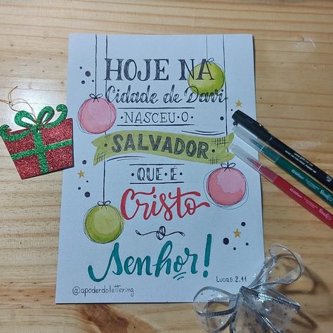 Lettering de Natal Christmas Church, Lettering Tutorial, Christmas Lettering, Bible Journaling, Wrapping Paper, Holiday Cards, Christmas Crafts, Bible, Jesus