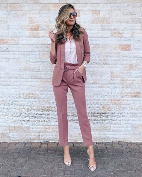 Spring workwear - express ruched sleeve boyfriend blazer with matching high waisted o-ring paperbag ankle pants Chic Business Attire, Formal Business Attire, Casual Work Attire, Professional Work Outfit, Business Attire Women, Office Outfits Women, Business Attire, Business Casual Outfits, Work Attire