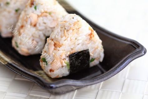 My Kitchen Snippets: Salmon Onigiri/Japanese Salmon Rice Balls Salmon Onigiri Recipe, Salmon Rice Balls, Salmon Onigiri, Vietnamese Pickled Vegetables, Japanese Sticky Rice, Japanese Salmon, Japanese Rice Balls, Cabbage Curry, Onigiri Recipe