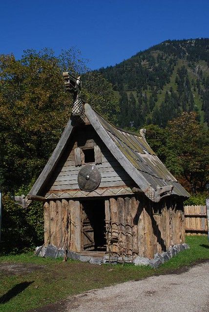 Norse Village, Vikings House, Viking Buildings, Larp Camp, Medieval Places, Gingerbread City, Viking Houses, Valheim Builds, Viking Aesthetic