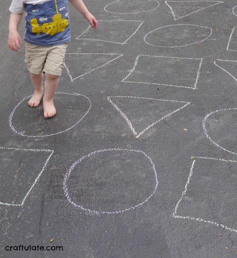 Chalk Shapes Jumping Game - fantastic gross motor fun! Outdoor Group Games, Sidewalk Chalk Games, Toddler Outdoor Play, Computer Games For Kids, Playground Activities, Carnival Games For Kids, Gym Activities, Group Games For Kids, Gross Motor Activity