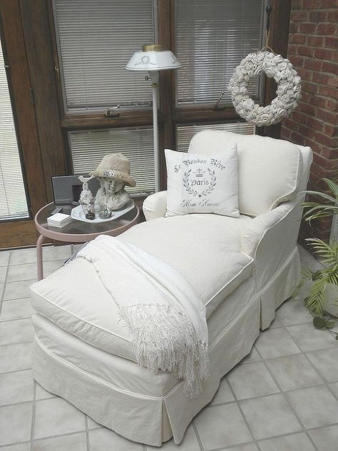 Slipcover Lesson From a Master - Wanting the ability to change with the seasons to a more neutral cover for my auction-bought chaise lounge, I decided to learn… Snug Ideas, Chaise Lounge Slipcover, Slip Covers, Upholstery Diy, Chaise Lounger, Wicker Decor, Chair Upholstery, Comfy Chairs, Furniture Upholstery