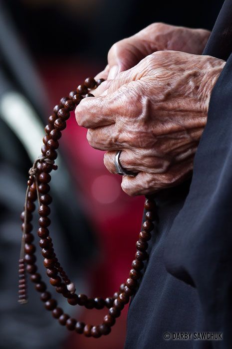 Longshan Temple, Rosary Art, Muslim Beard, Photography Stock Photos, Prayer Photos, Buddhist Shrine, Prayer Hands, Ancient History Facts, Tibetan Bracelet