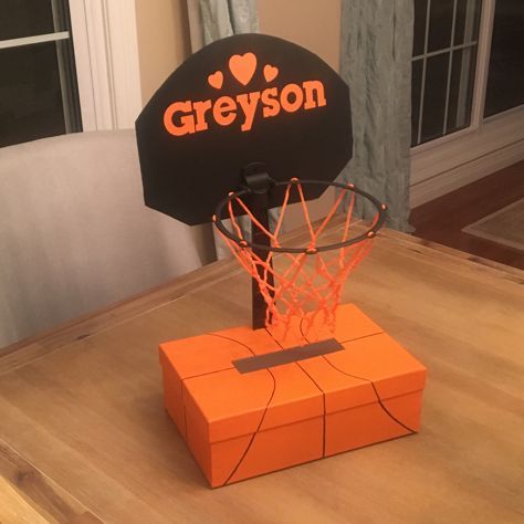 Basketball Valentine Boxes, Valentines Card Holder, Girls Valentines Boxes, Valentines Day Boxes, Valentines Box Ideas, Diy Valentines Box, Valentine Boxes For School, Valentine's Boxes, Valentines Day Box