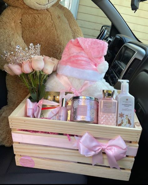 Diy Mother's Day Gift Basket, Pink Gift Basket, Mothers Day Baskets, Valentine Baskets, Birthday Basket, Gift Basket Ideas Christmas, Bff Birthday Gift, Cute Gifts For Friends, Diy Birthday Gifts For Friends